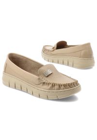 Mokasyny damskie Armodo, cholewka ze skóry naturalnej gładkiej klasyczna wsuwana konstrukcja z delikatnym przeszyciem, beżowe, 10167. Kolor: beżowy. Materiał: skóra. Szerokość cholewki: normalna. Wzór: gładki. Styl: klasyczny #4