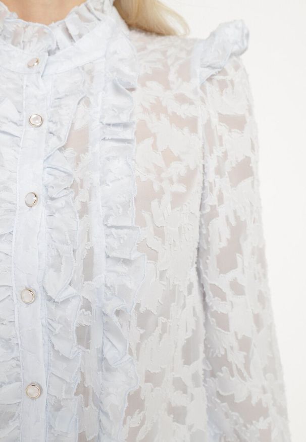 Born2be - Niebieska Koszula z Koronki z Ozdobnymi Guzikami Zelmi. Okazja: na co dzień. Typ kołnierza: kołnierzyk stójkowy. Kolor: niebieski. Materiał: koronka. Wzór: koronka. Styl: casual, klasyczny