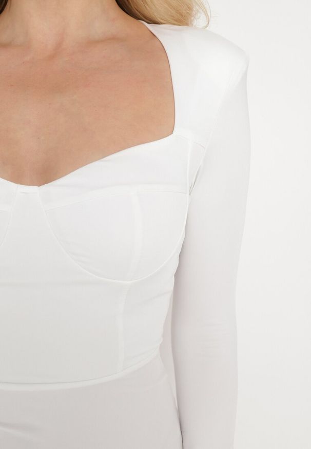 Born2be - Biała Dopasowana Sukienka Mini z Kwadratowym Dekoltem Iceria. Typ kołnierza: dekolt kwadratowy. Kolor: biały. Długość: mini