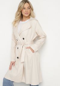 Born2be - Beżowy Płaszcz Dwurzędowy Typu Trencz z Wiązanym Paskiem Levita. Okazja: na co dzień. Kolor: beżowy. Materiał: materiał. Wzór: aplikacja. Styl: casual, klasyczny #1