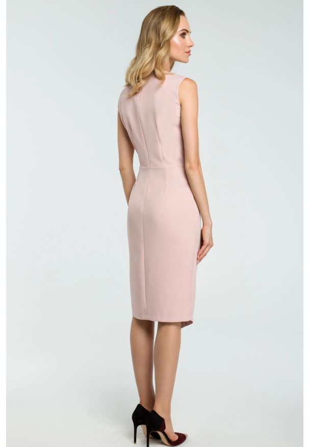 Sukienki.shop - Sukienka elegancka ołówkowa do pracy kopertowy dekolt różowa. Okazja: do pracy. Typ kołnierza: dekolt kopertowy. Kolor: różowy, czarny. Sezon: wiosna, lato. Typ sukienki: ołówkowe, kopertowe. Styl: elegancki