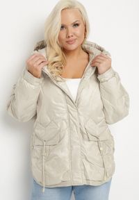 Born2be - Beżowa Kurtka Pikowana z Kapturem i Kieszeniami o Pudełkowym Kroju Eravinna. Okazja: na spacer. Typ kołnierza: kaptur. Kolekcja: plus size. Kolor: beżowy. Długość rękawa: długi rękaw. Długość: długie. Wzór: aplikacja #4
