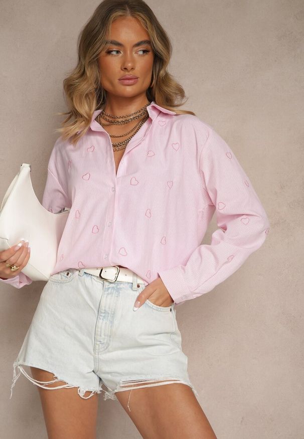 Renee - Różowa Koszula Oversize w Prążki Zdobiona Haftem w Serca Nitavela. Okazja: na co dzień. Kolor: różowy. Materiał: jeans. Długość rękawa: długi rękaw. Długość: długie. Wzór: aplikacja, prążki, haft. Styl: elegancki, casual