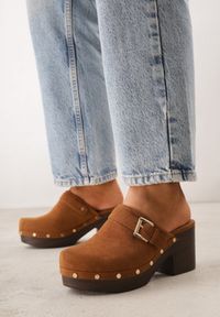 Born2be - Brązowe Klapki Chodaki na Słupku z Imitacji Drewna Zdobione Nitami i Sprzączką Salona. Okazja: na co dzień. Kolor: brązowy. Materiał: zamsz. Wzór: aplikacja. Sezon: lato. Obcas: na słupku. Styl: boho, wakacyjny, casual, klasyczny. Wysokość obcasa: średni #1