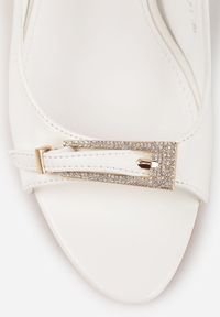 Born2be - Białe Sandały VICES na Szpilce z Klamerką z Cyrkoniami na Nosku Peep Toe Ismene. Okazja: na co dzień. Nosek buta: otwarty. Zapięcie: klamry. Kolor: biały. Materiał: jeans. Obcas: na szpilce. Styl: casual, elegancki #6