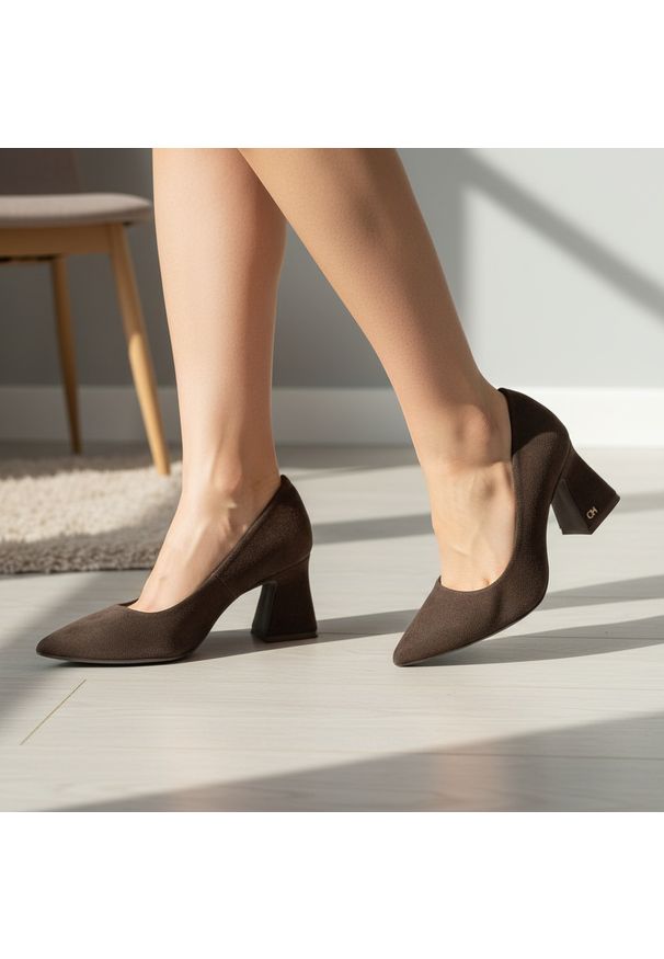CheBello - Czółenka damskie Chebello, eleganckie zamszowe na wysokim obcasie, brązowe, 4742_-268-000-PSK-S417. Kolor: brązowy. Materiał: zamsz. Obcas: na obcasie. Styl: elegancki. Wysokość obcasa: wysoki