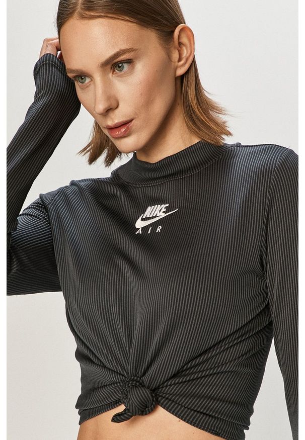 Nike Sportswear - Longsleeve. Okazja: na co dzień. Kolor: czarny. Materiał: dzianina, materiał. Długość rękawa: długi rękaw. Wzór: aplikacja. Styl: casual