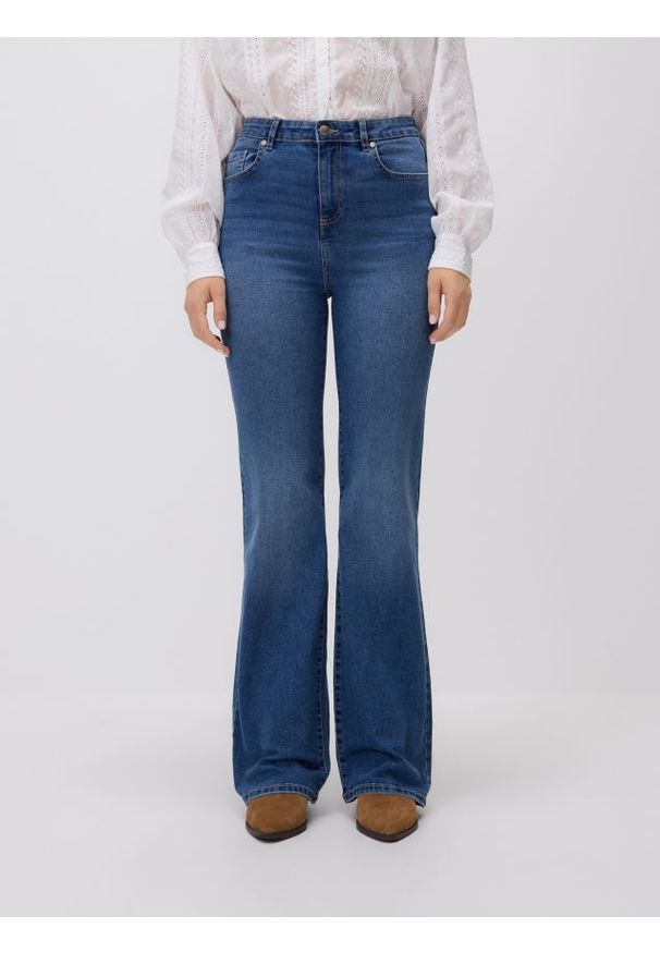 Reserved - Jeansy flare z wysokim stanem - niebieski. Stan: podwyższony. Kolor: niebieski