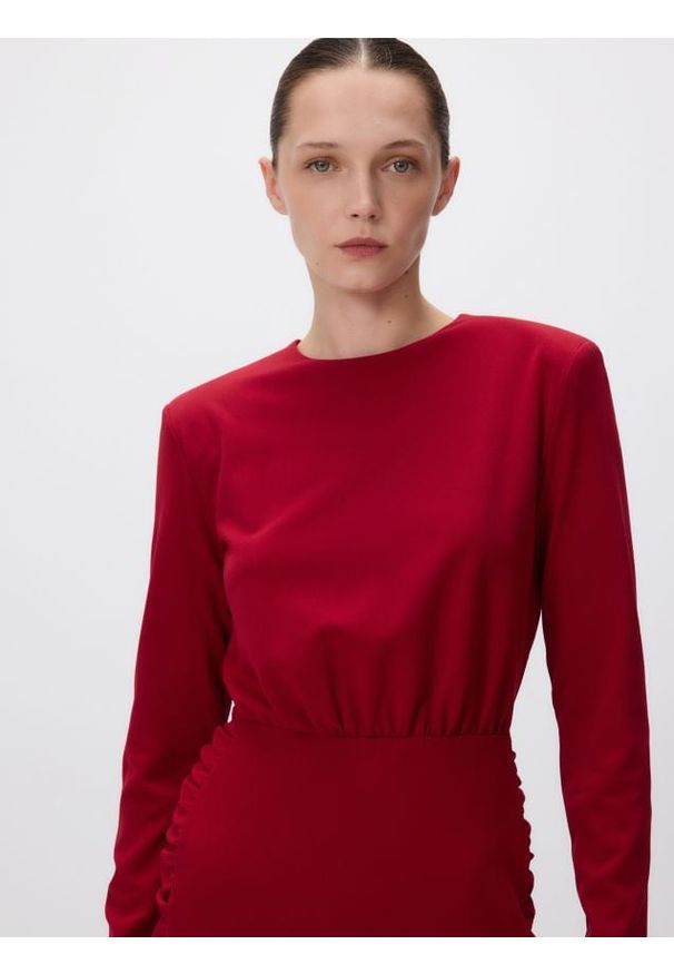 Reserved - Sukienka mini z drapowaniem - czerwony. Kolor: czerwony. Materiał: tkanina. Długość: mini