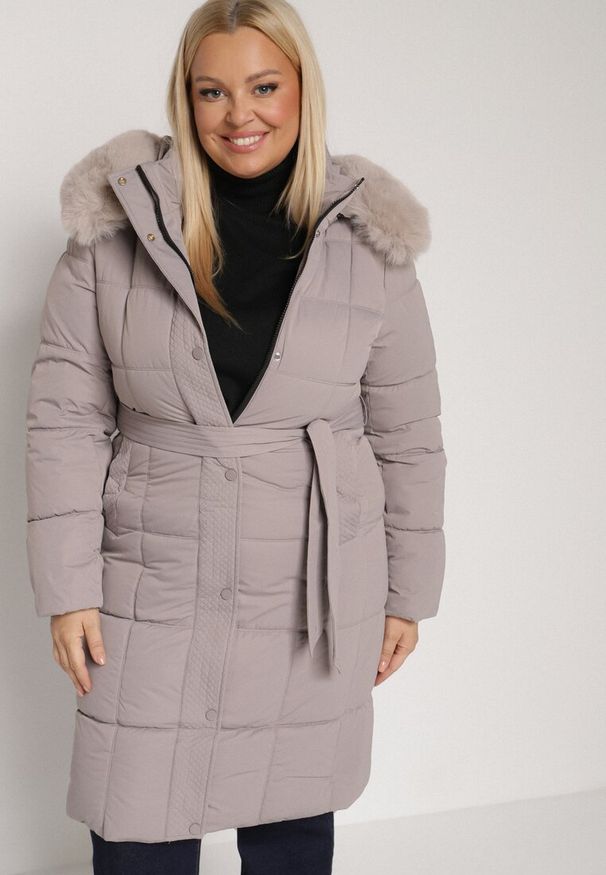 Born2be - Szara Pikowana Kurtka z Kapturem z Futrem i Wiązanym Paskiem Mevinatia. Okazja: na co dzień. Typ kołnierza: kaptur. Kolekcja: plus size. Kolor: szary. Materiał: futro. Styl: klasyczny, casual