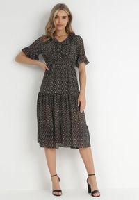 Born2be - Czarna Sukienka Koti. Typ kołnierza: kołnierz z falbankami. Kolor: czarny. Materiał: tkanina. Długość rękawa: krótki rękaw. Wzór: kwiaty, nadruk, aplikacja. Długość: midi #5