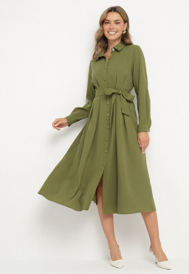 Born2be - Zielona Sukienka Koszulowa o Rozkloszowanym Fasonie z Materiałowym Paskiem Nerisela. Okazja: na co dzień. Kolor: zielony. Materiał: materiał. Typ sukienki: koszulowe. Styl: elegancki, casual