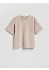Reserved - Luźny t-shirt z nadrukiem - beżowy. Kolor: beżowy. Materiał: bawełna. Wzór: nadruk #1