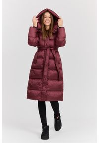 Hetrego - HETREGO Bordowy damski puchowy płaszcz Karen Woman Quilted Coat, Rozmiar 42 EU - 46 IT. Kolor: czerwony. Materiał: puch. Długość rękawa: długi rękaw. Długość: do kolan. Sezon: zima. Styl: elegancki, klasyczny #8