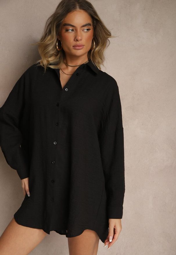 Renee - Czarna Koszula o Fasonie Oversize w Klasycznym Stylu Marionera. Okazja: na co dzień. Kolor: czarny. Materiał: bawełna, materiał. Długość rękawa: długi rękaw. Długość: długie. Styl: klasyczny