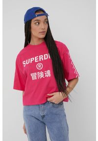 Superdry t-shirt bawełniany kolor różowy. Kolor: różowy. Materiał: bawełna. Długość rękawa: krótki rękaw. Długość: krótkie. Wzór: nadruk