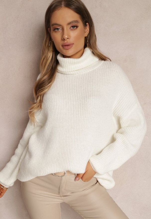 Renee - Biały Golf Oversize Malia. Okazja: na co dzień. Typ kołnierza: golf. Kolor: biały. Materiał: dzianina, wiskoza, skóra, jeans. Długość rękawa: długi rękaw. Długość: długie. Wzór: prążki, ze splotem. Styl: casual, klasyczny