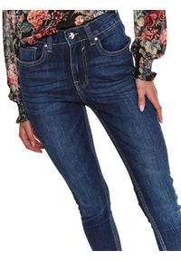 TOP SECRET - Spodnie jeansowe damkie push up. Okazja: do pracy. Stan: podwyższony. Kolor: niebieski. Materiał: jeans. Sezon: zima #4