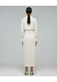 SELF PORTRAIT - Kopertowa sukienka midi. Kolor: biały. Materiał: wiskoza. Długość rękawa: długi rękaw. Typ sukienki: kopertowe. Długość: midi