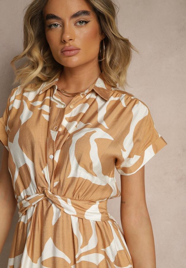 Renee - Beżowa Sukienka z Wiskozą i Geometrycznym Motywem Galidela. Okazja: na co dzień. Kolor: beżowy. Materiał: wiskoza. Wzór: geometria. Styl: klasyczny, elegancki, casual