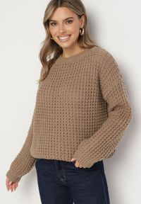 Born2be - Ciemnobeżowy Sweter z Dodatkiem Wiskozy i Ozdobnym Splotem Riavellea. Okazja: na co dzień, na spotkanie biznesowe. Kolor: beżowy. Materiał: wiskoza. Wzór: ze splotem. Styl: casual, biznesowy, elegancki #1