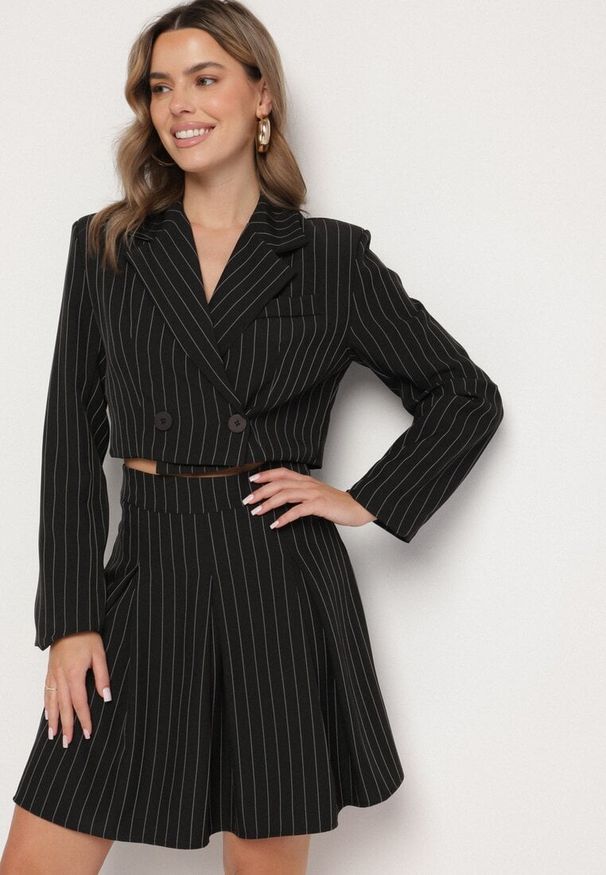 Born2be - Czarna Spódnica w Delikatne Paski o Rozkloszowanym Kroju z Plisami Redamara. Okazja: na co dzień. Kolor: czarny. Wzór: paski. Styl: elegancki, casual, klasyczny