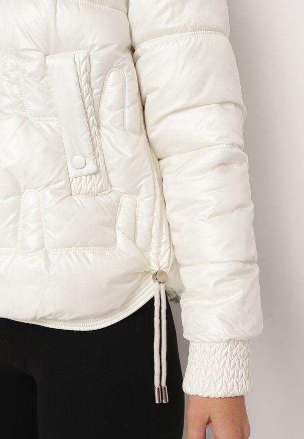 Born2be - Biała Pikowana Kurtka z Odpinanym Kapturem Wydłużonym Tyłem i Ściągaczami Zinonia. Okazja: na co dzień. Kolor: biały. Materiał: wełna, jeans, skóra. Sezon: zima, jesień. Styl: casual, elegancki