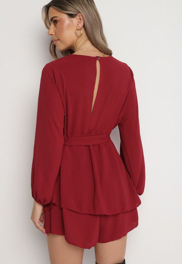 Born2be - Bordowa Kopertowa Sukienka Kombinezon Mini z Falbanką Bomina. Kolor: czerwony. Materiał: materiał