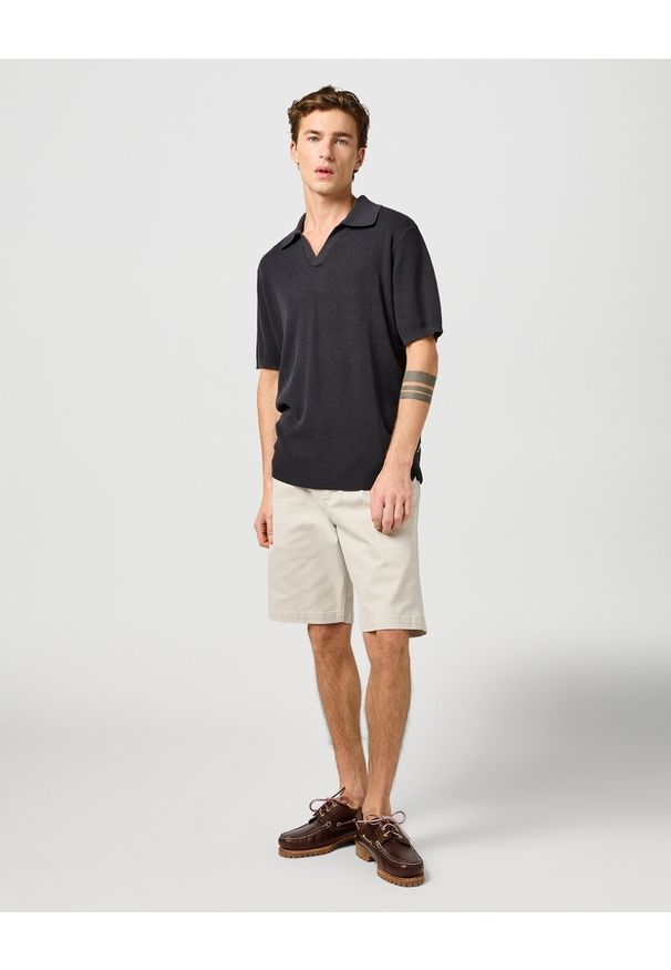 Wrangler - MESKIE SPODENKI WRANGLER CJ CHINO SHORTS PELICAN 112362919