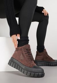 Born2be - Brązowe Botki Vices w Stylu Traperów z Grubą Tłoczoną Podeszwą z Ozdobą Alurriva. Okazja: na co dzień. Kolor: brązowy. Materiał: jeans. Wzór: aplikacja. Styl: casual #6