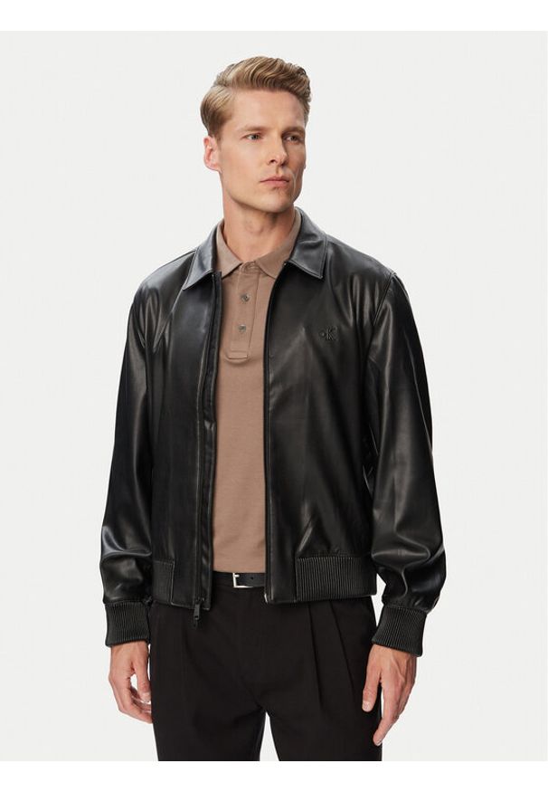 Calvin Klein Kurtka z imitacji skóry LV04RG406G Czarny Regular Fit. Kolor: czarny. Materiał: skóra
