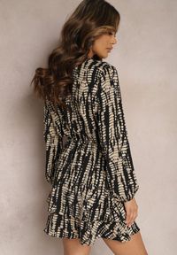 Renee - Czarna Mini Sukienka o Kopertowym Fasonie i Princie w Stylu Skóry Węża Pariars. Kolor: czarny. Materiał: skóra. Typ sukienki: kopertowe. Długość: mini #4
