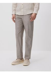 Reserved - Spodnie chino regular z lnem - brązowy. Kolor: brązowy. Materiał: len #1