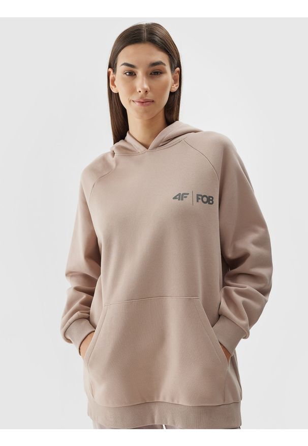4f - Bluza dresowa nierozpinana z kapturem damska - beżowa. Okazja: na co dzień. Typ kołnierza: kaptur. Kolor: beżowy. Materiał: dresówka. Długość rękawa: długi rękaw. Długość: długie. Wzór: gładki, nadruk, napisy. Styl: casual