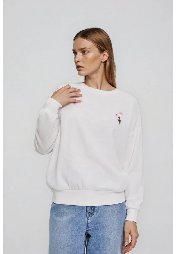 MOODO - Bluza z haftowanym kwiatem biała. Kolor: biały. Materiał: poliester, bawełna. Wzór: haft, kwiaty
