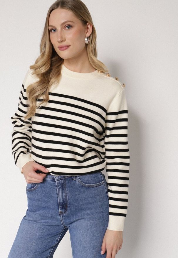 Born2be - Czarno-Kremowy Sweter z Wiskozą w Paski z Guzikami Lillenia. Okazja: na co dzień. Kolor: czarny. Materiał: wiskoza. Wzór: paski. Styl: casual, elegancki