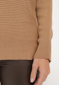 Born2be - Beżowy Klasyczny Sweter z Dekoltem w Łódkę Rieline. Okazja: na co dzień. Kolor: beżowy. Materiał: jeans. Długość rękawa: długi rękaw. Długość: długie. Styl: klasyczny #7