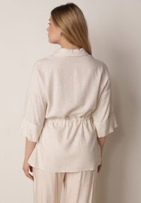 Born2be - Biała Koszula z Bawełną i Lnem Ozdobiona Wycięciami i Ściągana w Pasie Harwinds. Okazja: do pracy, na co dzień. Kolor: biały. Materiał: bawełna, len. Wzór: aplikacja. Styl: klasyczny, casual #4