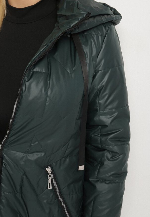 Born2be - Ciemnozielona Pikowana Kurtka Ozdobiona Pikowaniem z Odpinanym Kapturem Falerosa. Okazja: na co dzień, na spacer. Kolekcja: plus size. Kolor: zielony. Materiał: jeans. Wzór: aplikacja. Styl: casual