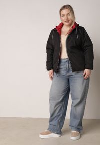 Born2be - Czerwono-Czarna Przejściowa Kurtka Dwustronna z Pikowaniem i Kapturem Azirane. Okazja: na co dzień. Typ kołnierza: kaptur. Kolekcja: plus size. Kolor: czerwony. Materiał: jeans. Styl: casual, elegancki #3