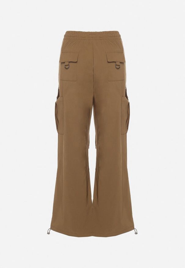 Born2be - Brązowe Spodnie Bojówki z Wysokim Stanem z Gumką w Pasie z Kieszeniami Biorella. Okazja: na co dzień. Stan: podwyższony. Kolor: brązowy. Długość: długie. Styl: casual, elegancki