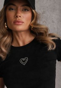Renee - Czarny T-shirt z Bawełny Ozdobiony Sercem z Cyrkonii Amythera. Okazja: na co dzień. Kolor: czarny. Materiał: bawełna. Wzór: aplikacja. Styl: elegancki, casual, sportowy #3