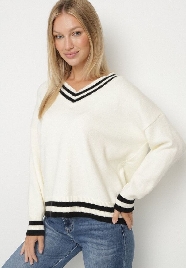 Born2be - Jasnobeżowy Sweter z Domieszką Kaszmiru w Stylu Preppy Liendria. Okazja: na spotkanie biznesowe, do pracy, na co dzień. Kolor: beżowy. Materiał: kaszmir. Wzór: aplikacja. Styl: biznesowy, klasyczny, casual