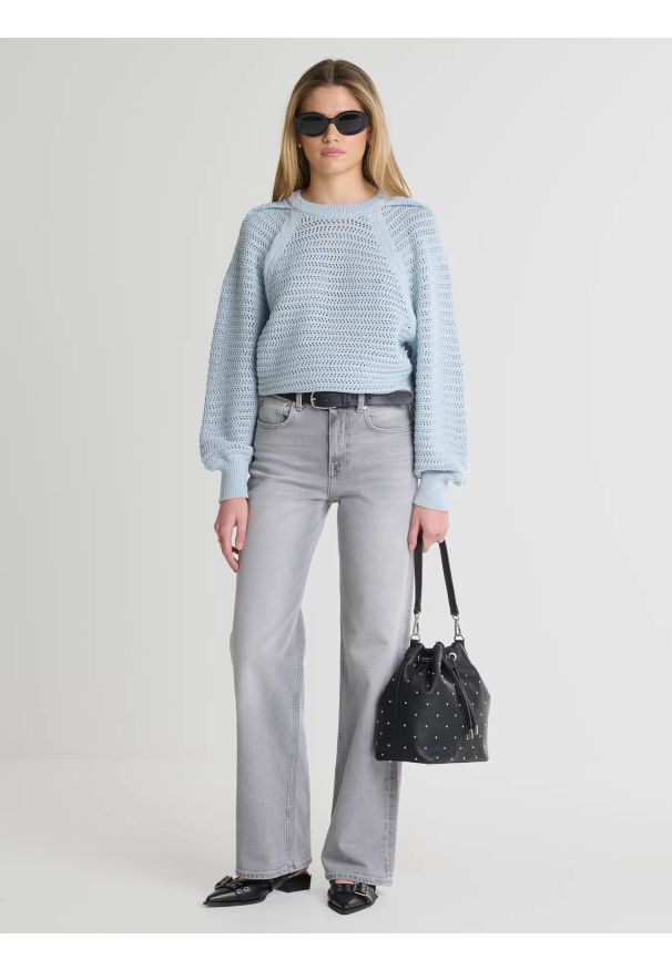 Big-Star - Sweter damski o ażurowym splocie błękitny Funia 400. Kolor: niebieski. Materiał: jeans. Długość rękawa: raglanowy rękaw. Wzór: ażurowy, ze splotem. Sezon: wiosna. Styl: klasyczny, elegancki