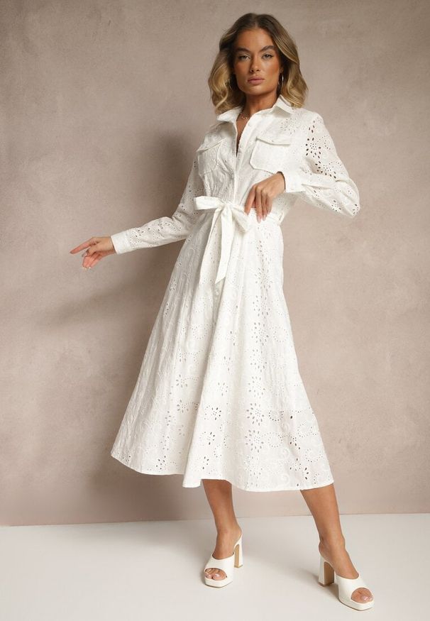 Renee - Biała Ażurowa Sukienka z Bawełny Ozdobiona Paskiem Novenelle. Kolor: biały. Materiał: bawełna. Wzór: aplikacja, ażurowy. Sezon: wiosna