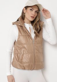 Born2be - Beżowa Kamizelka z Odpinanym Kapturem i Kieszeniami Pikowana Aggevia. Kolor: beżowy #1