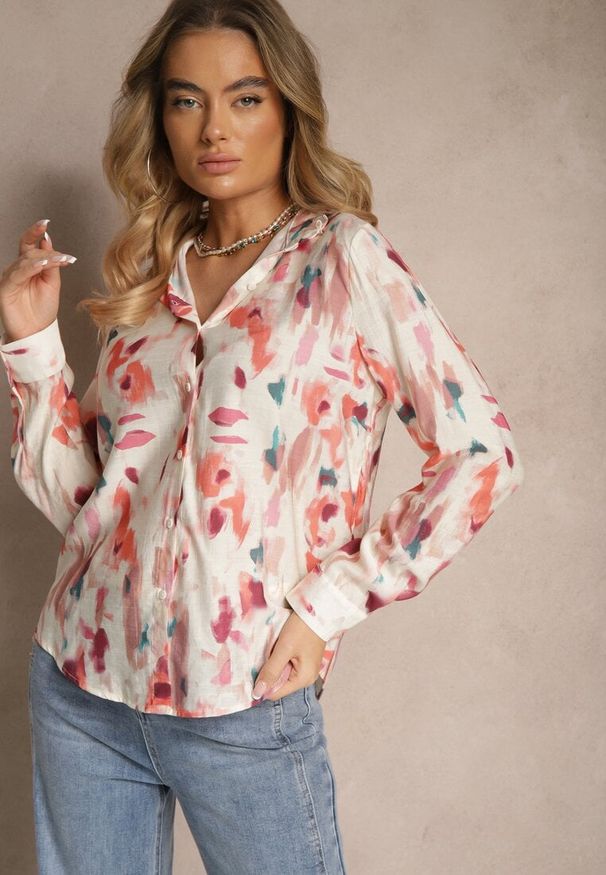 Renee - Różowa Koszula z Wiskozy Ozdobiona Stójką w Abstrakcyjny Print Ivelsemi. Typ kołnierza: kołnierzyk stójkowy. Kolor: różowy. Materiał: wiskoza. Wzór: aplikacja, nadruk