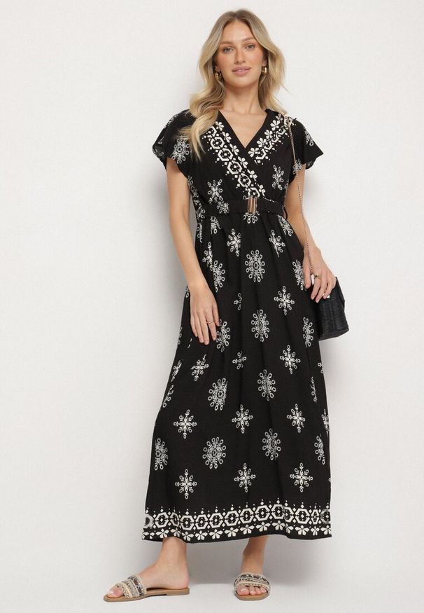 Born2be - Czarna Sukienka w Ornamentalny Wzór z Elastycznym Paskiem Tosvanna. Okazja: na co dzień. Kolor: czarny. Długość rękawa: krótki rękaw. Wzór: aplikacja. Typ sukienki: kopertowe, proste. Styl: klasyczny, casual, elegancki