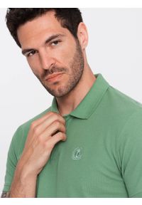 Ombre Clothing - Męska jednokolorowa koszulka polo BASIC z dzianiny pique - zielona V11. Okazja: na co dzień. Typ kołnierza: polo. Kolor: zielony. Materiał: dzianina. Wzór: haft, aplikacja, jednolity. Styl: sportowy, wizytowy, casual