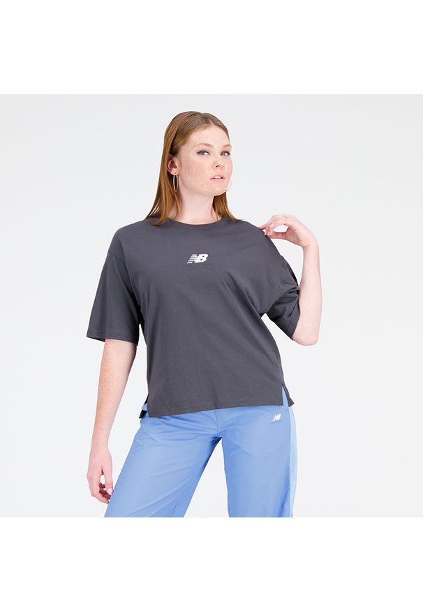 Koszulka damska New Balance WT31511ACK – czarna. Kolor: czarny. Materiał: bawełna. Długość rękawa: krótki rękaw. Długość: krótkie